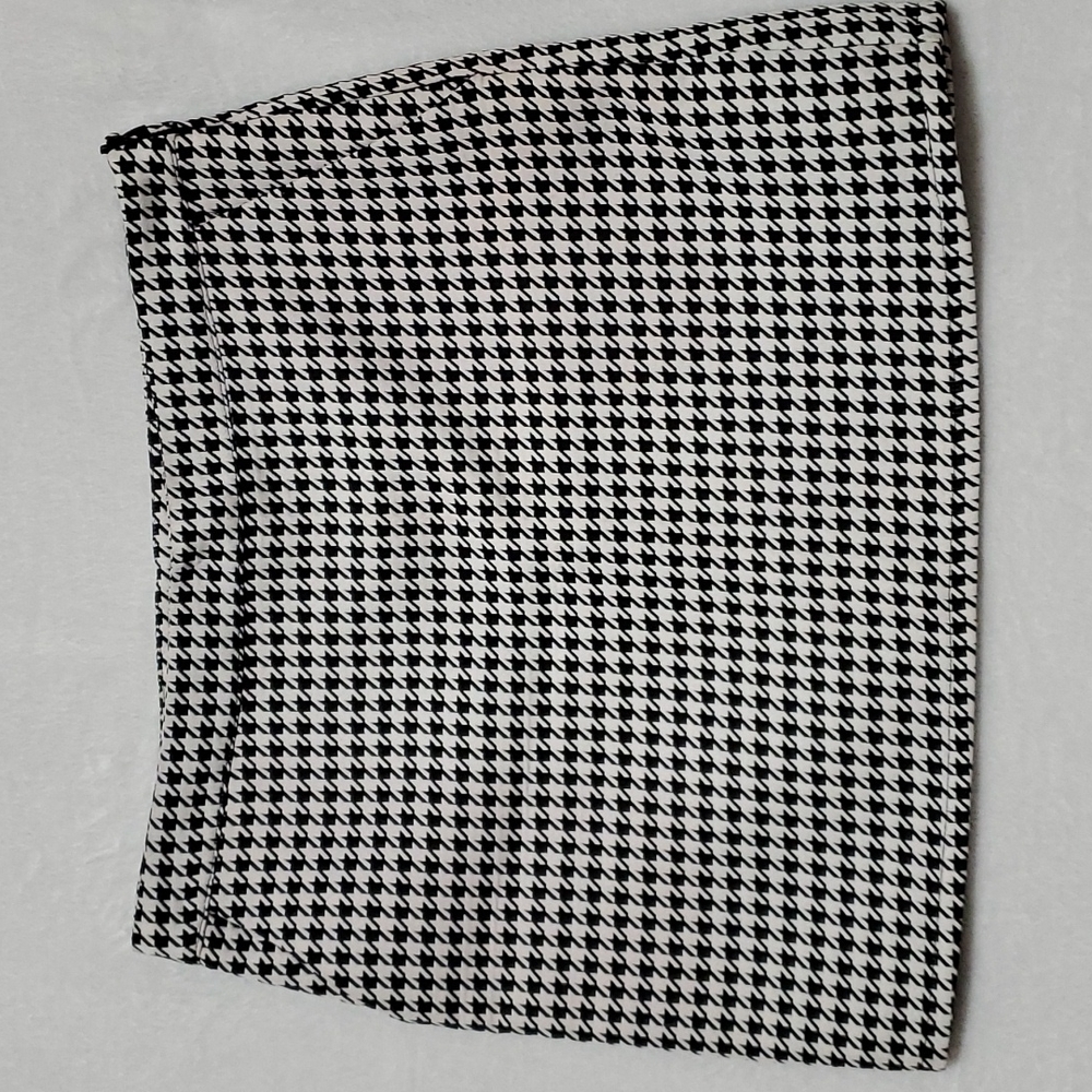 FOREVER 21 Printed Mini skirt L NWOT❤ black/white